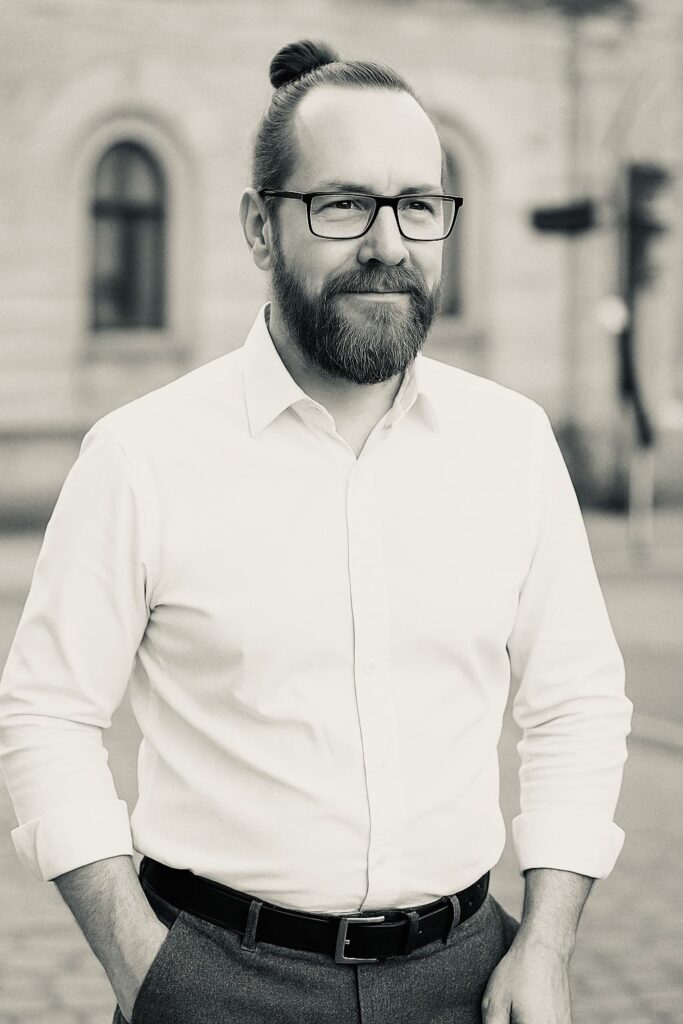 Men in white Shirt, at urban environment